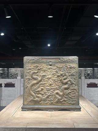 The “dragon cabinet”, a special container for the imperial archives from the Qing dynasty.